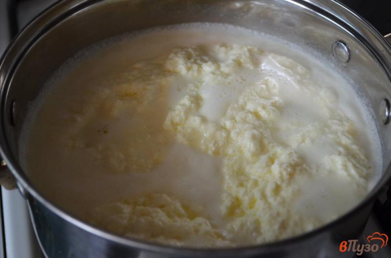 Фото приготовление рецепта: Домашний сыр с зеленью и тмином шаг №4