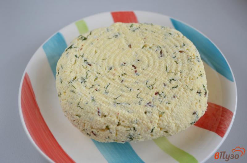 Фото приготовление рецепта: Домашний сыр с зеленью и тмином шаг №9