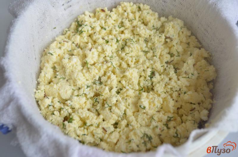 Фото приготовление рецепта: Домашний сыр с зеленью и тмином шаг №7