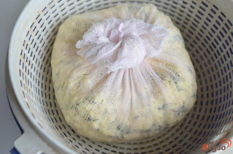 Фото приготовление рецепта: Домашний сыр с зеленью и тмином шаг №8