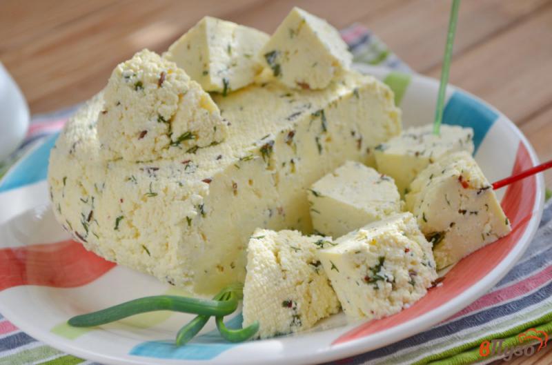 Фото приготовление рецепта: Домашний сыр с зеленью и тмином шаг №10