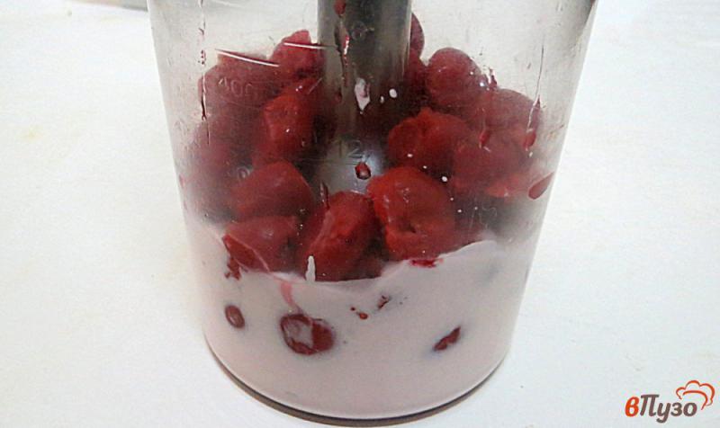 Фото приготовление рецепта: Вишнёвый напиток с йогуртом шаг №5