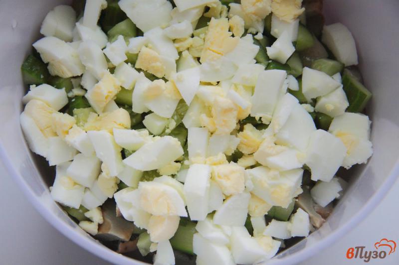 Фото приготовление рецепта: Салат из соленых груздей с картофелем, огурцом и яйцами шаг №4
