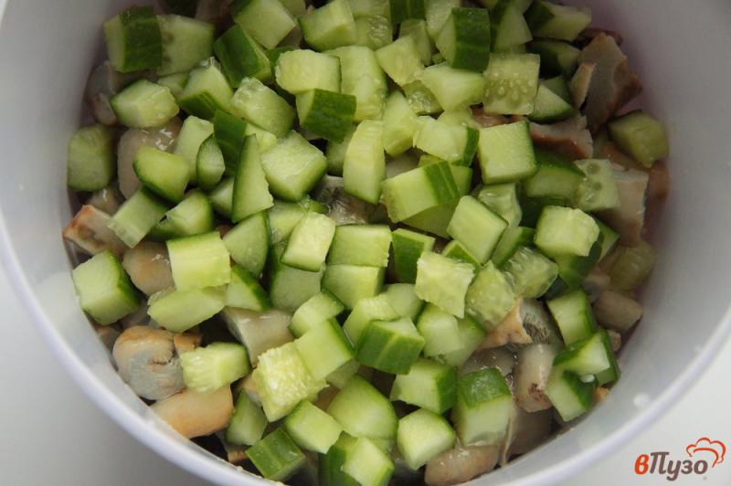 Фото приготовление рецепта: Салат из соленых груздей с картофелем, огурцом и яйцами шаг №3