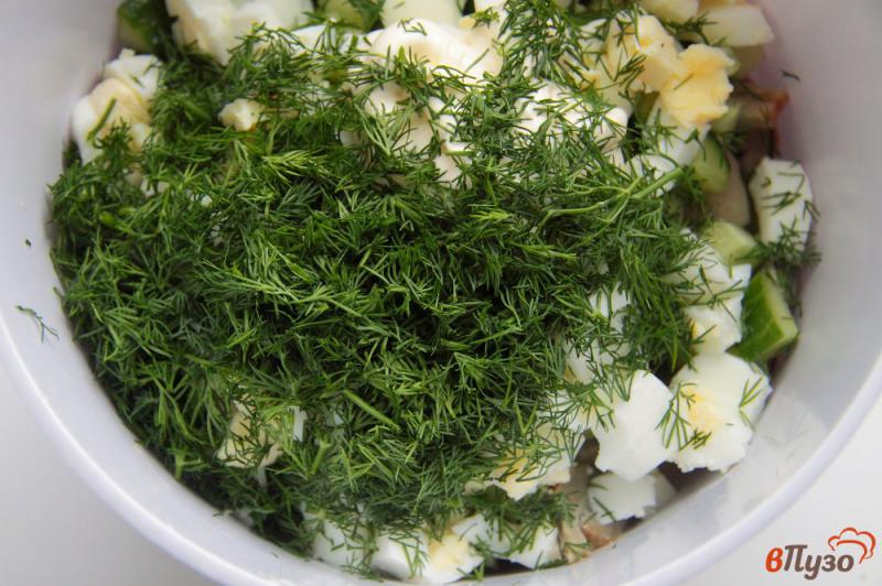 Фото приготовление рецепта: Салат из соленых груздей с картофелем, огурцом и яйцами шаг №5