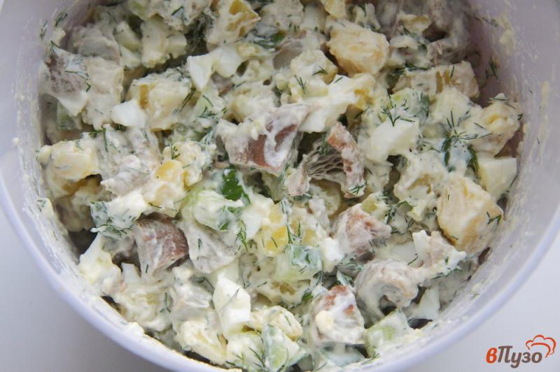 Фото приготовление рецепта: Салат из соленых груздей с картофелем, огурцом и яйцами шаг №6