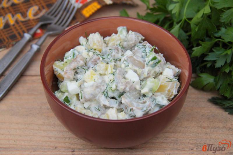 Фото приготовление рецепта: Салат из соленых груздей с картофелем, огурцом и яйцами шаг №7