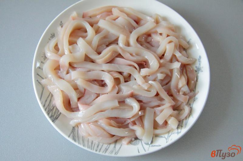 Фото приготовление рецепта: Кальмары с овощами в сметанном соусе в мультиварке шаг №2