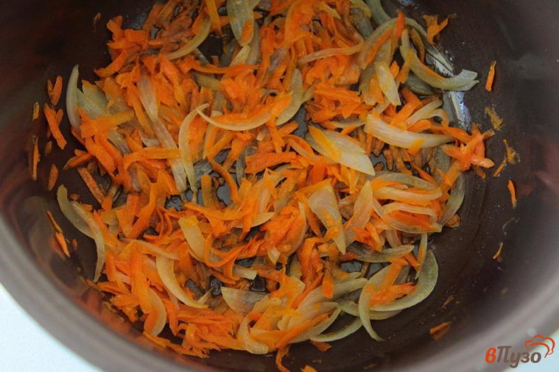 Фото приготовление рецепта: Кальмары с овощами в сметанном соусе в мультиварке шаг №4