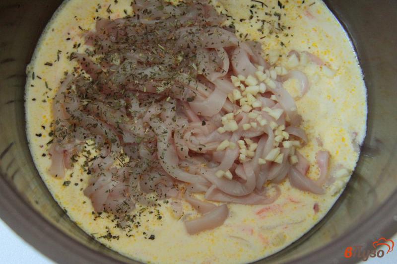 Фото приготовление рецепта: Кальмары с овощами в сметанном соусе в мультиварке шаг №6