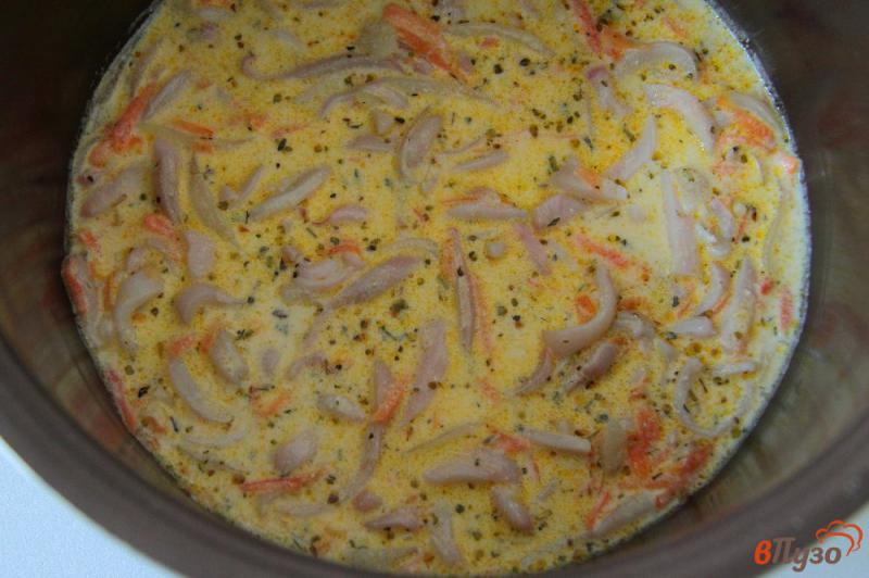 Фото приготовление рецепта: Кальмары с овощами в сметанном соусе в мультиварке шаг №7
