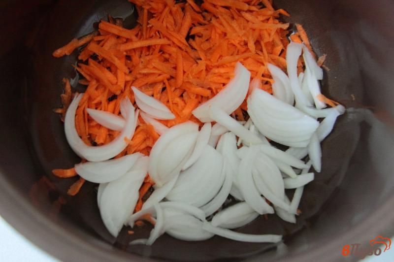 Фото приготовление рецепта: Кальмары с овощами в сметанном соусе в мультиварке шаг №3
