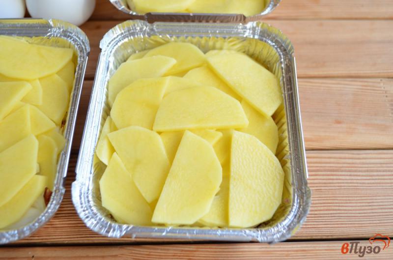 Фото приготовление рецепта: Котлеты по-капитански с картофелем, помидорами и сыром шаг №4