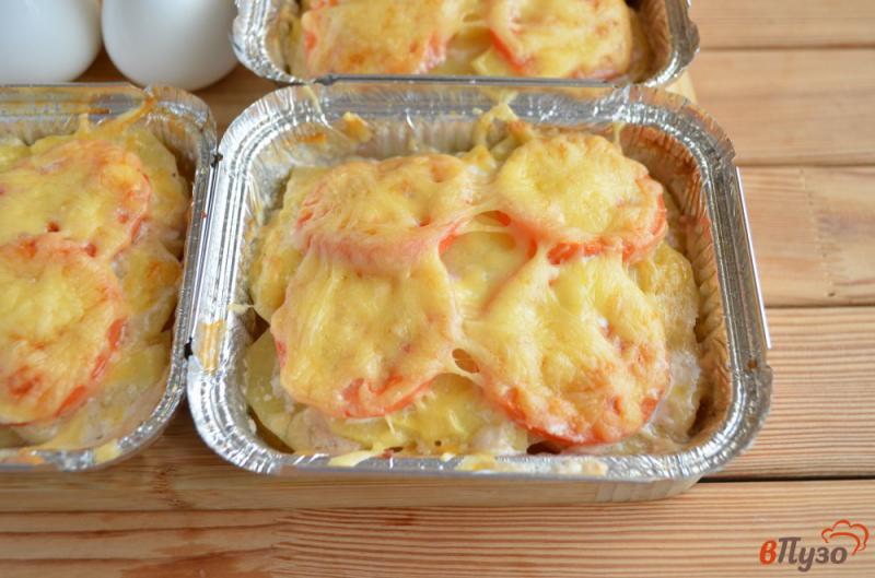Фото приготовление рецепта: Котлеты по-капитански с картофелем, помидорами и сыром шаг №7