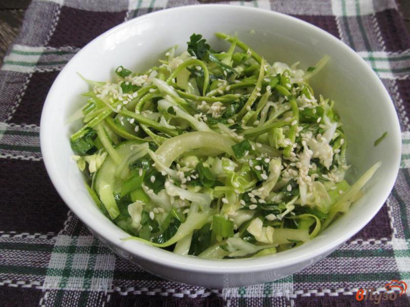 Фото приготовление рецепта: Салат «Зеленый» из молодой капусты шаг №5