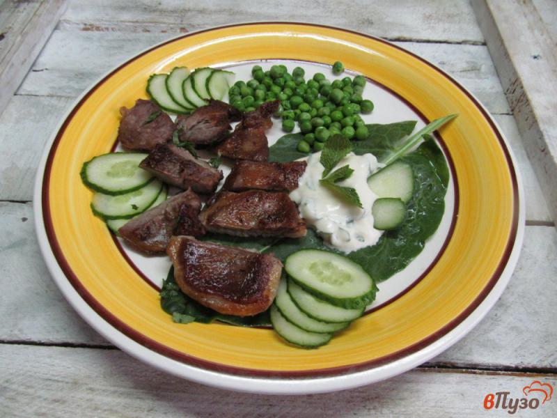 Фото приготовление рецепта: Мясо ягненка с горошком под мятным соусом шаг №6