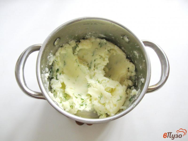 Фото приготовление рецепта: Картофельное пюре с укропом и сливками шаг №4