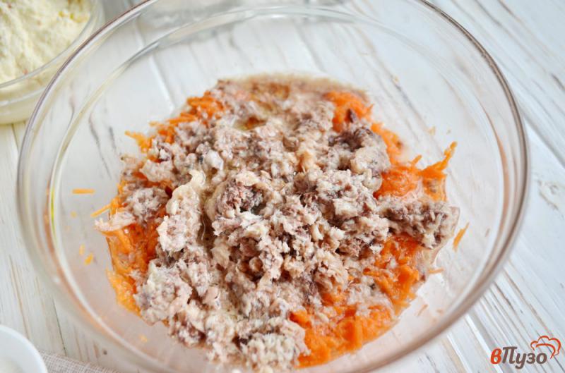 Фото приготовление рецепта: Морковный торт с сардиной и сливочным сыром шаг №2