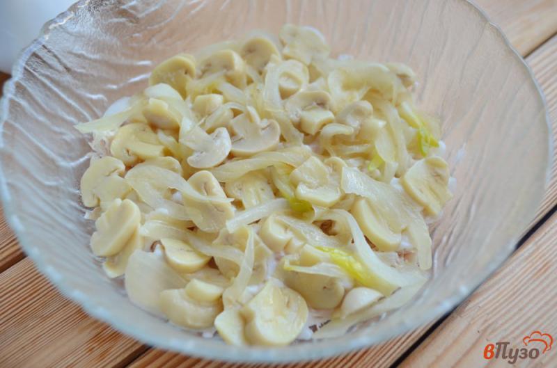Фото приготовление рецепта: Слоеный салат с грибами шаг №4