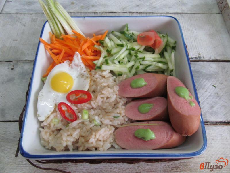 Фото приготовление рецепта: Рис с сосисками и овощами шаг №6