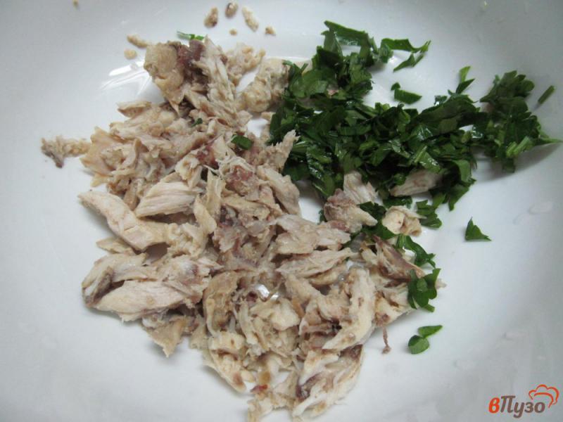 Фото приготовление рецепта: Салат с сухариками и курицей шаг №1