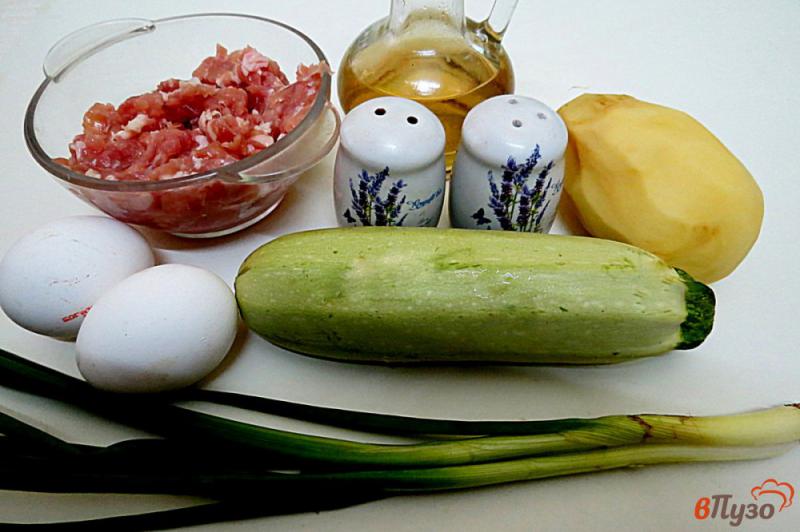 Фото приготовление рецепта: Оладьи из фарша, кабачков и картофеля шаг №1