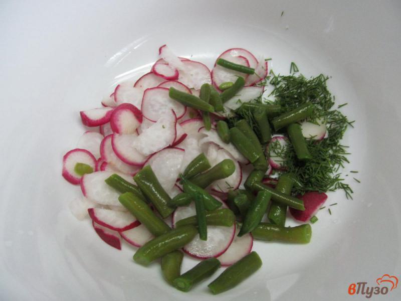 Фото приготовление рецепта: Салат с редисом и фасолью шаг №3