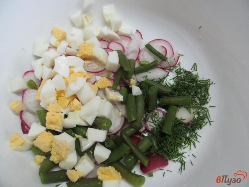 Фото приготовление рецепта: Салат с редисом и фасолью шаг №4