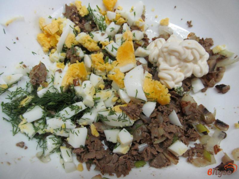 Фото приготовление рецепта: Салат из говяжьей печени и шампиньоном шаг №4