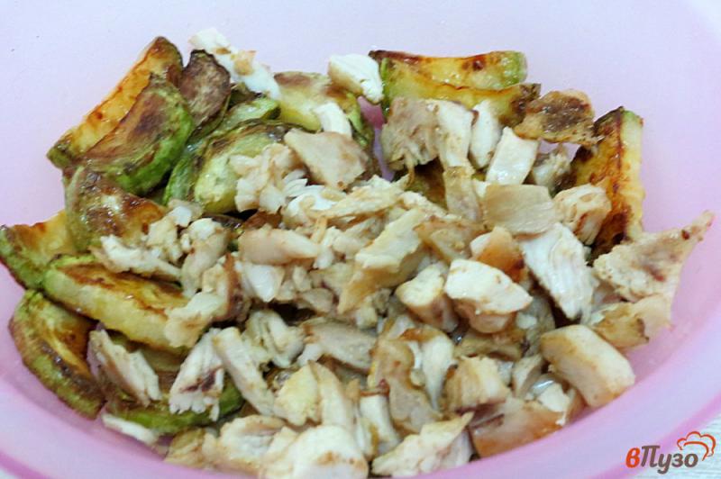 Фото приготовление рецепта: Тёплый салат из куриной грудки шаг №7
