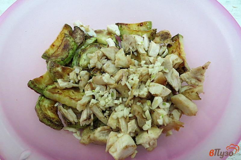 Фото приготовление рецепта: Тёплый салат из куриной грудки шаг №8