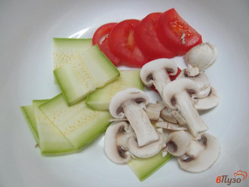 Фото приготовление рецепта: Салат из кабачка с грибами и маринованным имбирем шаг №1