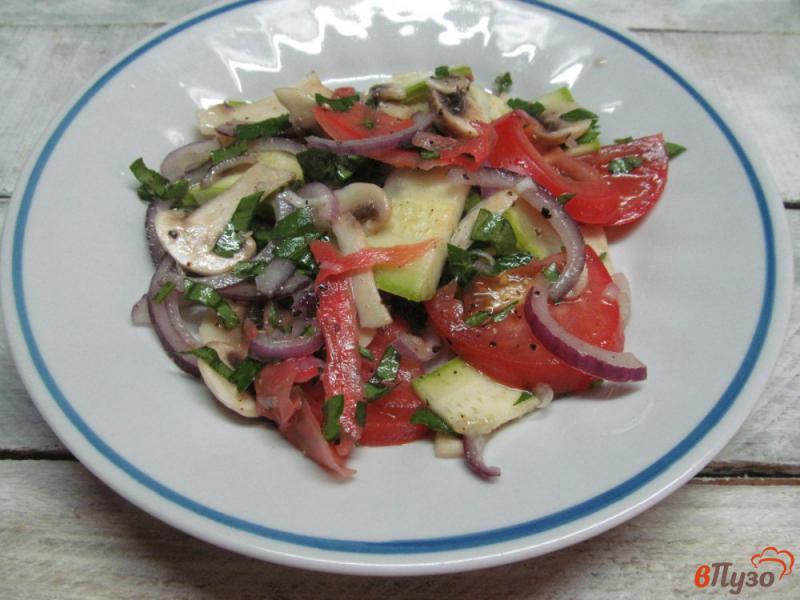 Фото приготовление рецепта: Салат из кабачка с грибами и маринованным имбирем шаг №3