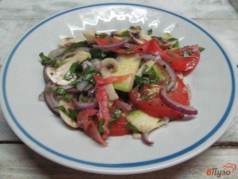 Фото приготовление рецепта: Салат из кабачка с грибами и маринованным имбирем шаг №4