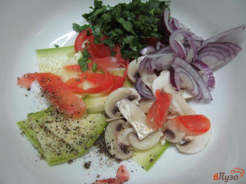 Фото приготовление рецепта: Салат из кабачка с грибами и маринованным имбирем шаг №2