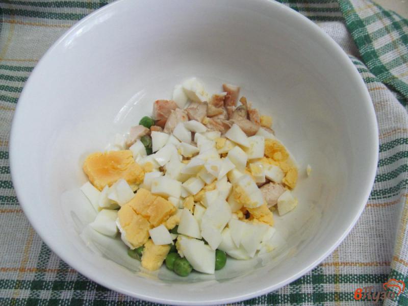 Фото приготовление рецепта: Салат из курицы и оливок шаг №4
