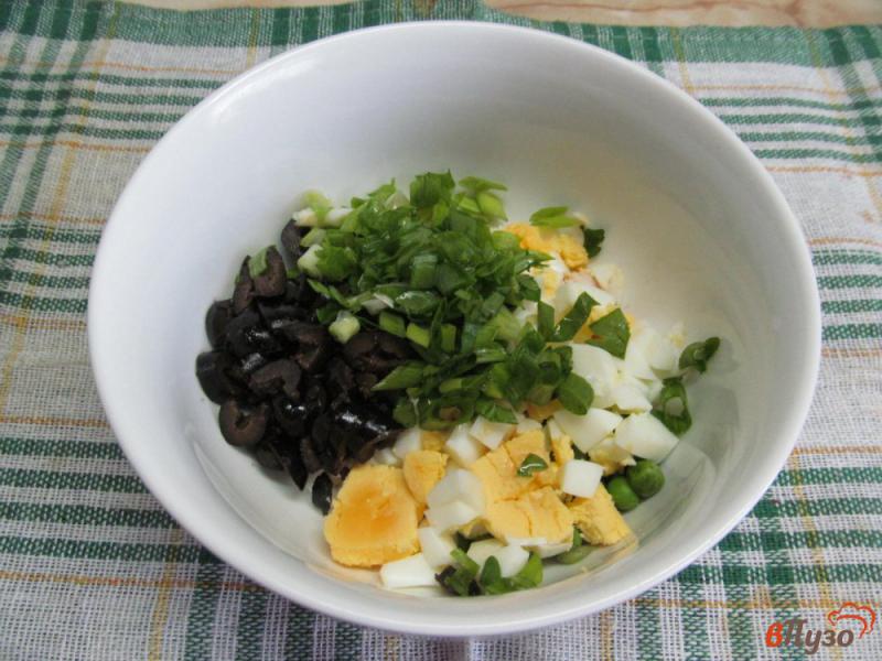 Фото приготовление рецепта: Салат из курицы и оливок шаг №6