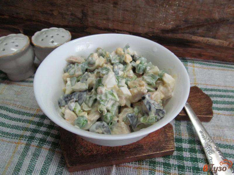Фото приготовление рецепта: Салат из курицы и оливок шаг №8