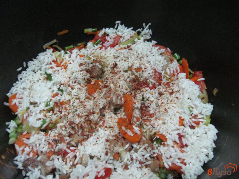 Фото приготовление рецепта: Плов в мультиварке с овощами и свининой шаг №7