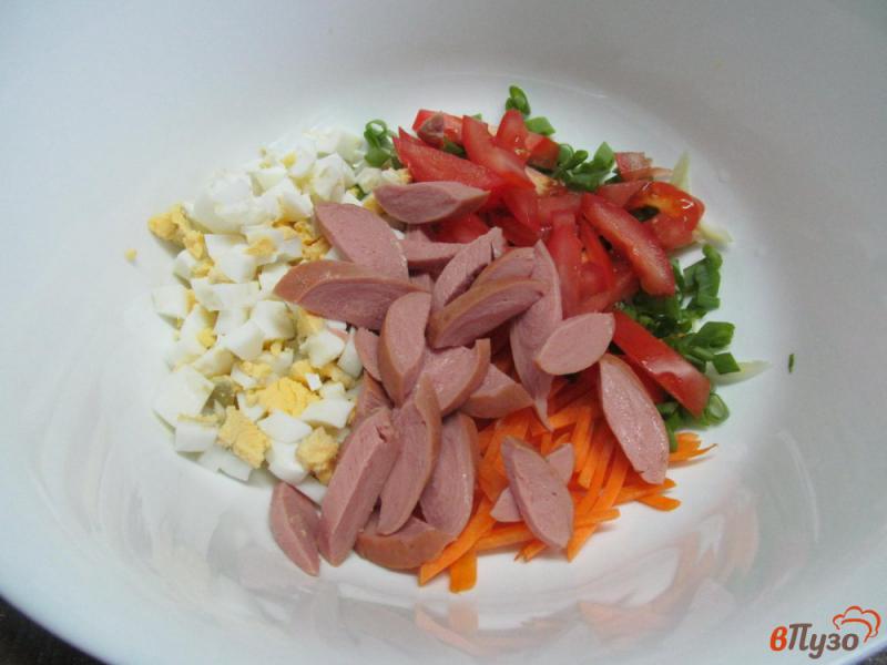 Фото приготовление рецепта: Салат из риса с сосисками шаг №3