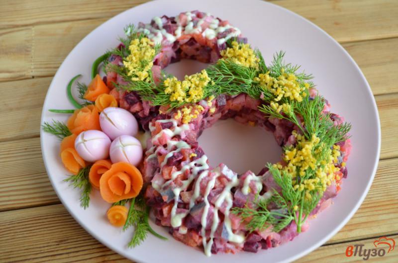 Фото приготовление рецепта: Праздничный салат в виде восьмерки шаг №6