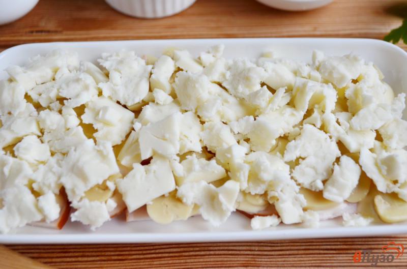 Фото приготовление рецепта: Салат из копченой грудки с грибами и сыром шаг №4