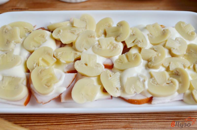 Фото приготовление рецепта: Салат из копченой грудки с грибами и сыром шаг №3