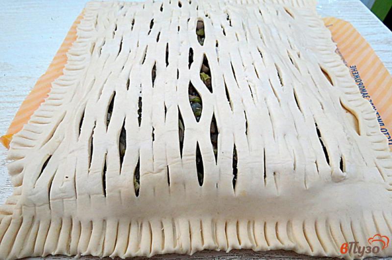 Фото приготовление рецепта: Слоёный пирог с капустой и грибами шаг №7