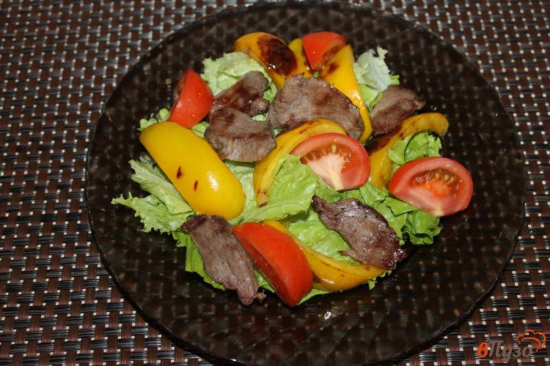 Фото приготовление рецепта: Теплый салат с грудкой и перцем шаг №6