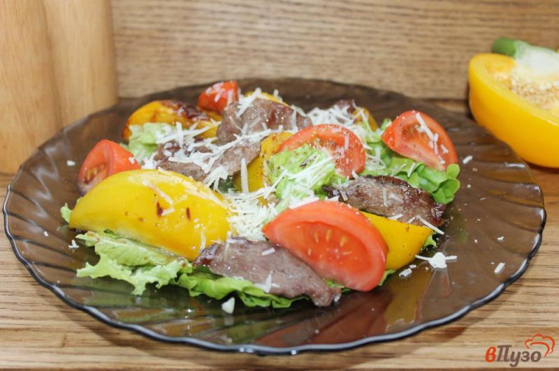 Фото приготовление рецепта: Теплый салат с грудкой и перцем шаг №7