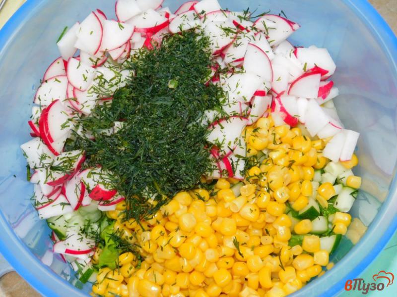 Фото приготовление рецепта: Салат с  редисом и кукурузой шаг №4