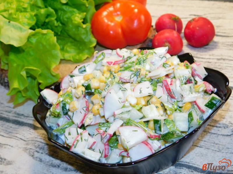 Фото приготовление рецепта: Салат с  редисом и кукурузой шаг №5