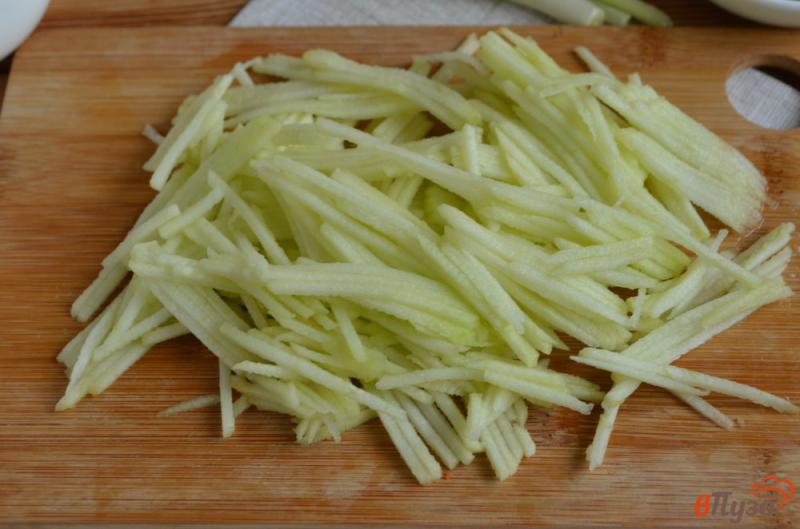 Фото приготовление рецепта: Салат с зеленой редькой и морковью шаг №4