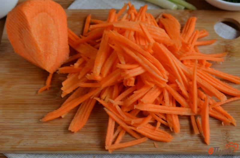 Фото приготовление рецепта: Салат с зеленой редькой и морковью шаг №3